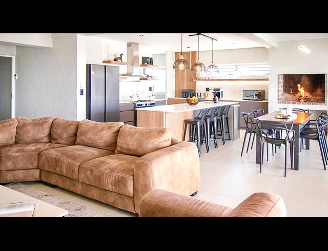 6 BEDROOM HOUSE FOR SALE IN DWARSKERSBOS